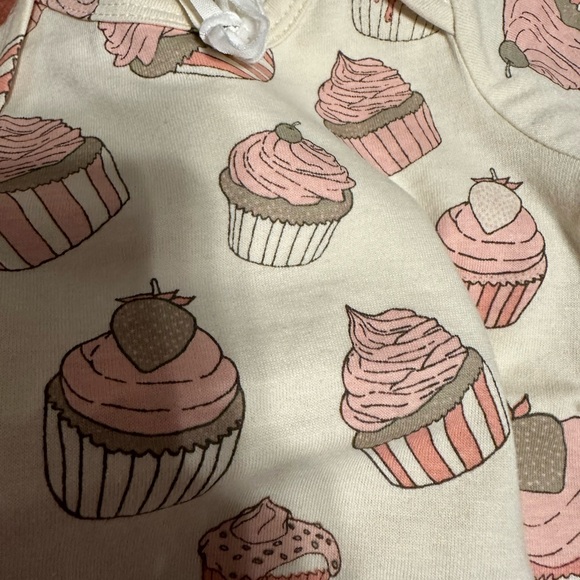 NWT Kate Quinn Newborn Cupcake Onesie - Picture 4 of 4
